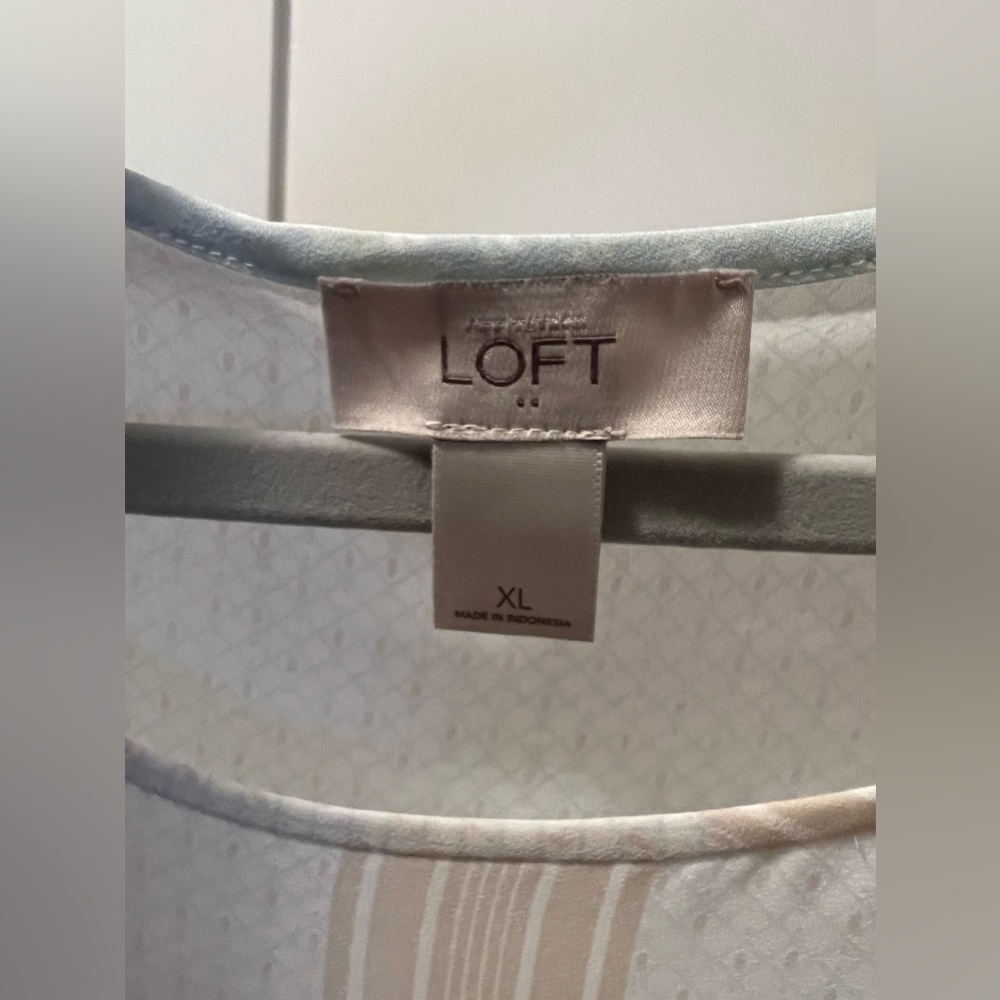 Loft Women’s Top - Picture 3 of 3